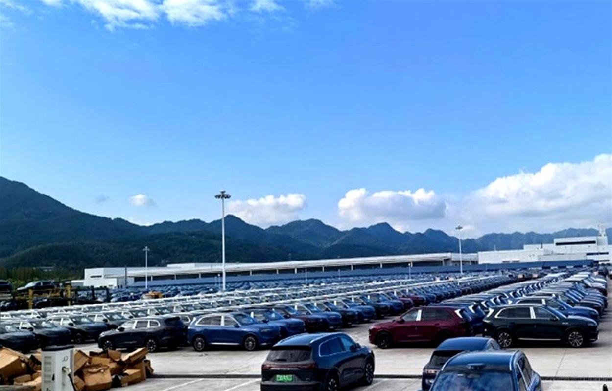余承东展示赛力斯重庆工厂:3万台新车下线,停车场已满如乐高堆砌